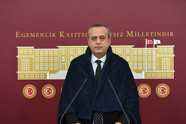 Milletvekili Kaya’dan TBMM’de battaniyeli protesto