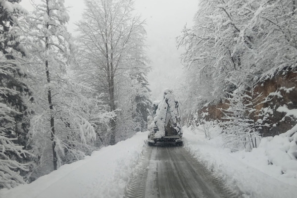 Trabzon’da kar yağışı sonrası yol açma çalışmaları sürüyor
