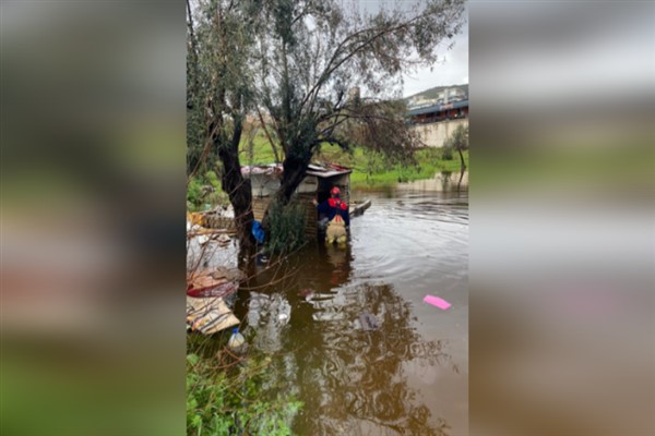 İzmir’de selde mahsur kalan vatandaşı itfaiye eri sırtında kurtardı
