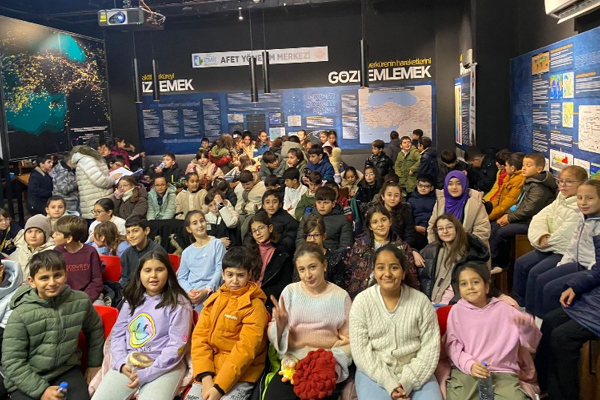 Öğrencilerden 17 Ağustos Deprem Müzesine ziyaret