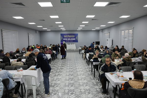 Küçükçekmece Belediyesi vatandaşları iftar sofralarında buluşturuyor