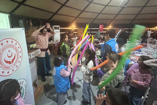 Vali Erol, devletimizin koruması ve bakımı altındaki çocuklarla iftar yaptı