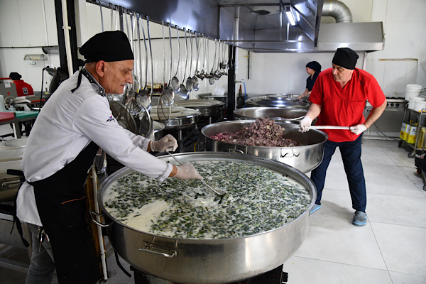 Osmaniye’de Ramazan boyunca günlük 10 bin kişilik iftar yemeği veriliyor