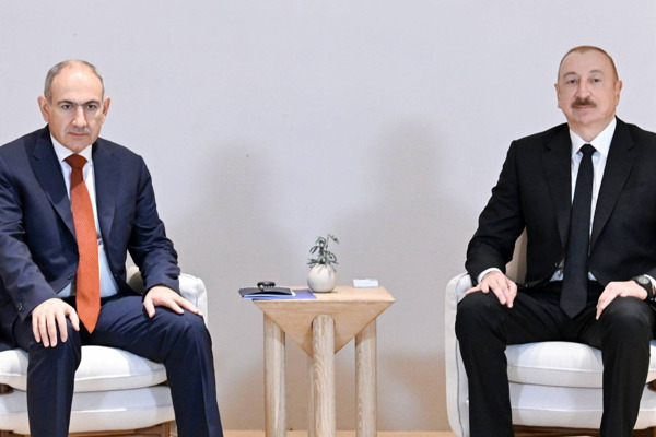 Azerbayan Cumhurbaşkanı Aliyev, Ermenistan Başbakanı Paşinyan ile görüştü