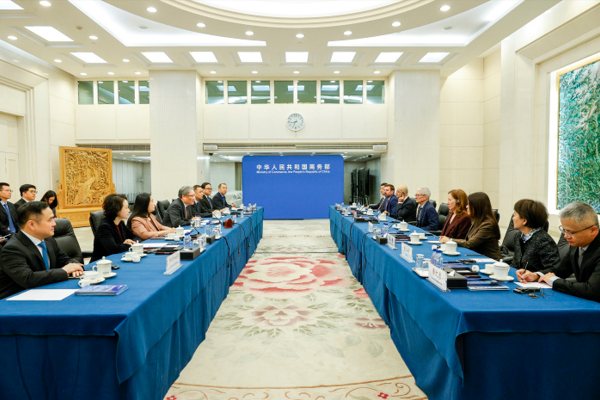 Çin Ticaret Bakanı Wang Apple CEO’su Tim Cook’u kabul etti