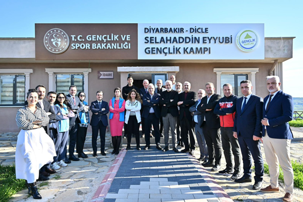 Vali Zorluoğlu, Dicle Kampı’nda gençlerle buluştu