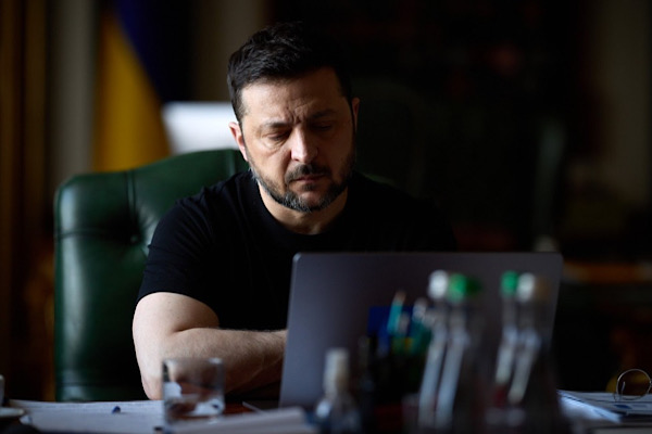 Zelenski: Kahramanlık ve cesaretlerinden dolayı savaşçılarımızı hatırlıyoruz