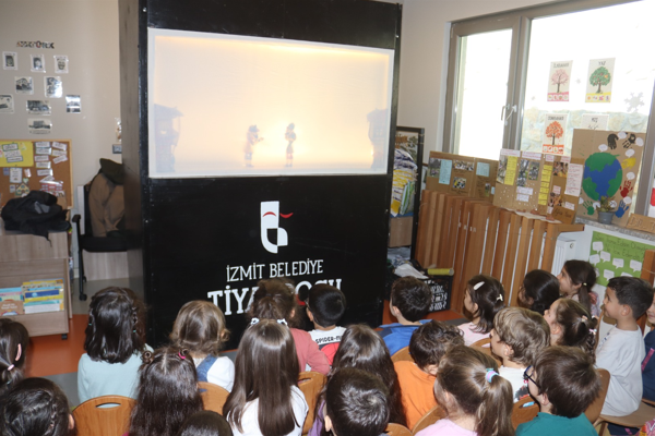 İzmit’te Hacivat-Karagöz gölge oyunu sahnelendi