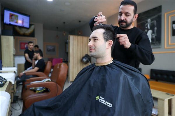 Buca’da bayram öncesi berber esnafına destek