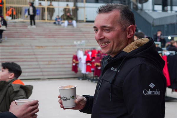 Eryaman Stadyumu önünde vatandaşlara çorba ikramı