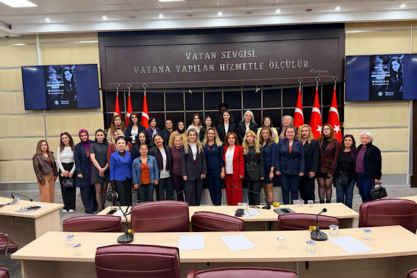 Kepez’de kadınların mücadelesi ‘Kadın Yaşamdır’ panelinde ele alındı