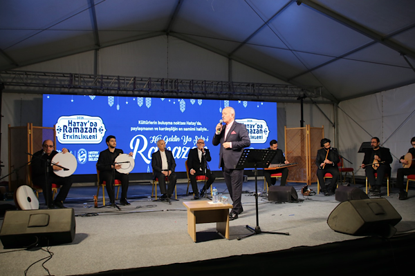 İskenderun’da Ramazan etkinliğinde Mehmet Kemiksiz sahne aldı