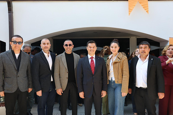 Başkan Ünlü, bayramlaşma sebebiyle vatandaşlarla buluştu