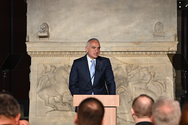 Bakan Ersoy: Türkiye, yakmadan barışa ve insanlığa hizmet etmektedir