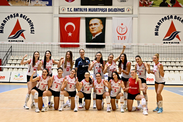 Muratpaşa Belediyesi Kadın Voleybol Takımı’ndan galibiyet