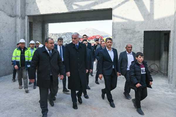 Bakan Ersoy, İbradı’da iftarda vatandaşlarla buluştu