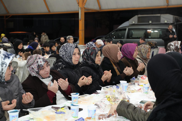 İzmit Belediyesi’nin Yeşilova mahalle iftarında vatandaşlar bir araya geldi