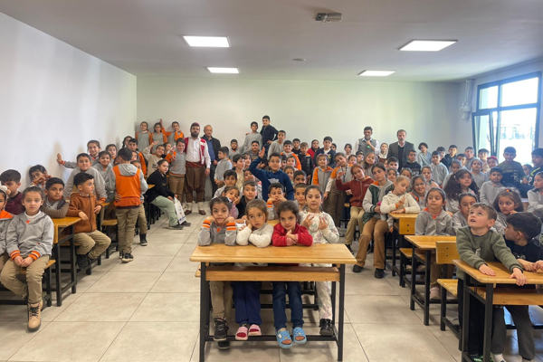 Büyükşehir Şehir Tiyatrosu oyuncuları, öğrencilerle bir araya geldi