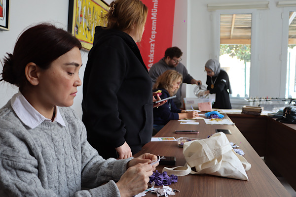 Maltepe’de geleneksel yöntemle kağıt üretim atölyesi düzenlendi
