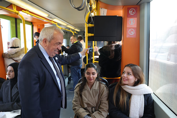 Başkan Özdemir, metroda vatandaşlarla bir araya geldi