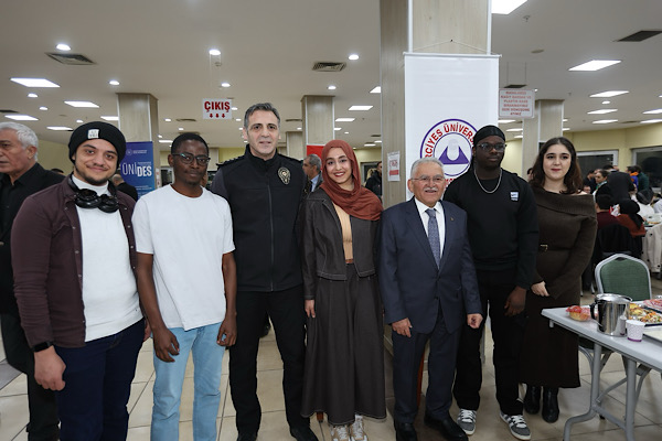 Başkan Büyükkılıç, iftar sofrasında öğrenciler ve siyasi temsilcilerle buluştu