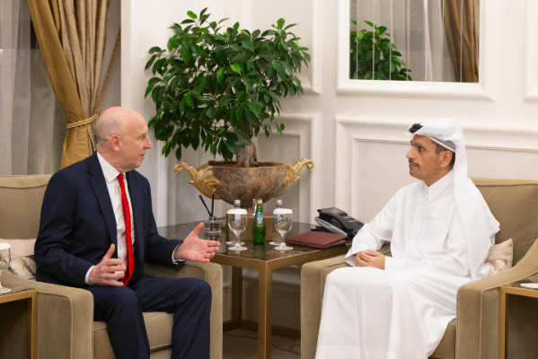 Katar Dışişleri Bakanı Al Sani, Birleşik Krallık Savunma Bakanı Healey ile görüştü