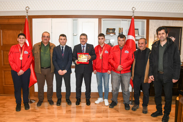 Genç, TEKNOFEST 2025’te Türkiye birincisi olan öğrencileri ağırladı