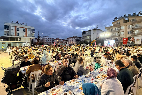 Kepez’de mahalle sakinleri iftar sofrasında buluştu