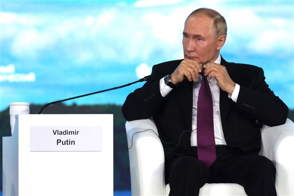 Putin, İran Devlet Başkanı Pezeşkiyan ile görüştü