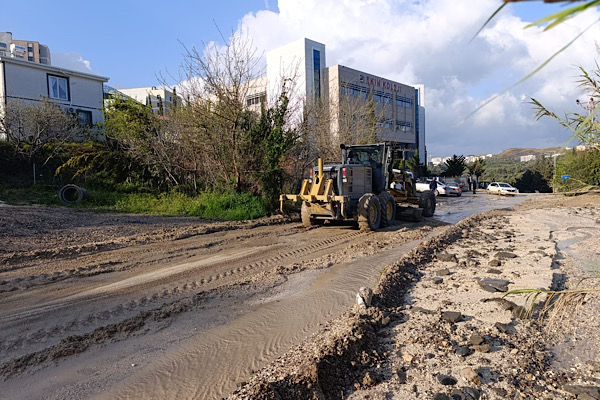 Defne’de sağanak yağış sonrası saha çalışmaları başlatıldı