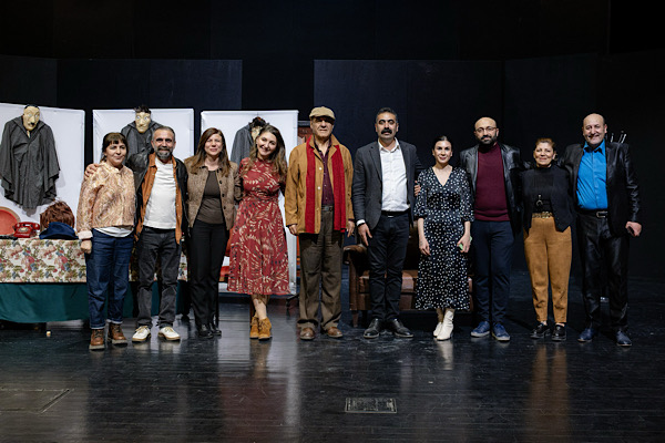 Diyarbakır’da Eşbaşkanlar, Kürtçe tiyatro oyunu Beru’yu izledi