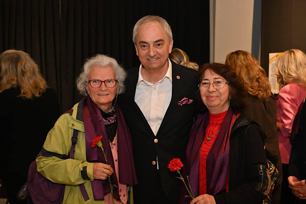 Dokumapark’ta üç nesil kadın sanatçı “CROSS” sergisinde bir araya geldi