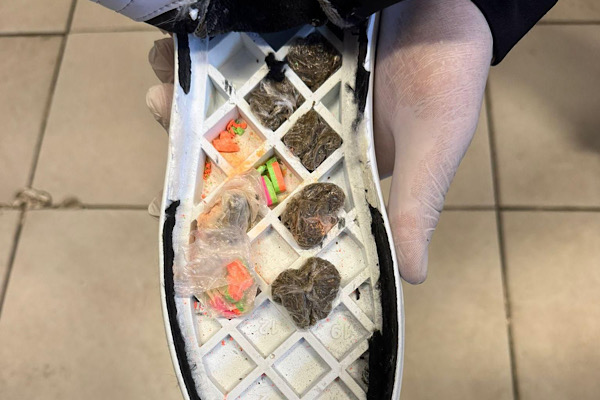 Karaköprü’de ayakkabı tabanına gizlenmiş uyuşturucu ele geçirildi