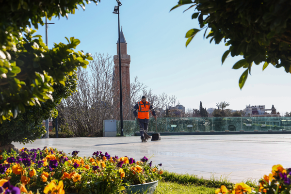 Antalya Büyükşehir Belediyesi’nde 3 bin 324 kadın personel görev yapıyor