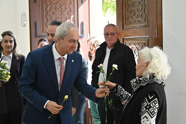 Başkan Kocagöz, 8 Mart’ta belediyenin kadın personellerini unutmadı