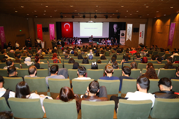 Prof. Dr. Erbaş, Gaziantep’te gençlerle beyin gelişimi üzerine söyleşi gerçekleştirdi