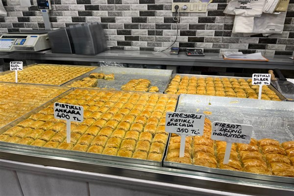 Esenyurt’ta tatlı satışı yapan işletmeler denetlendi
