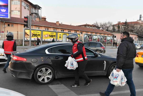 ABB’den, iftara yetişemeyen vatandaşlara motokuryelerle kumanya dağıtımı