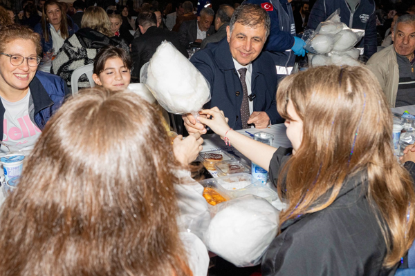 İzmir Büyükşehir Belediyesi’nin iftar sofrası Kemeraltı’nda kuruldu