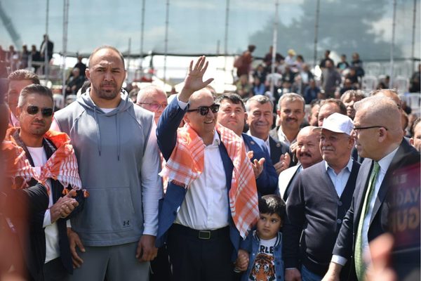Kocagöz, Kepez’de 10’uncu Yağlı Pehlivan Güreşleri’nde vatandaşlarla buluştu