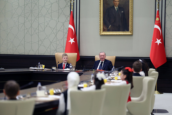 Cumhurbaşkanı Erdoğan, çocukları Cumhurbaşkanlığı Külliyesi’nde kabul etti