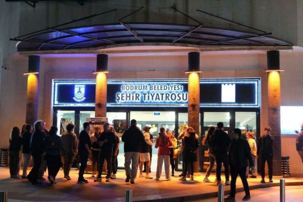 Bodrum, Şehir Tiyatrosu sezonu “Cambazın Cenazesi” ile kapattı