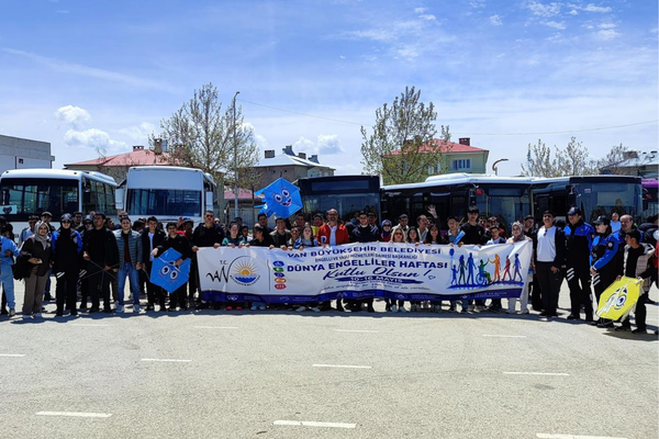 Özel gereksinimli çocuklara uçurtma şenliği düzenlendi