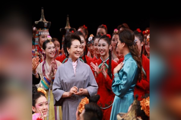 Peng Liyuan ve Tamara Vucic Beijing Dans Akademisi’ni ziyaret etti