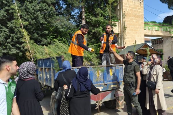 Mezarlıklarda fidan dağıtımıyla hayata yeşil dokunuş