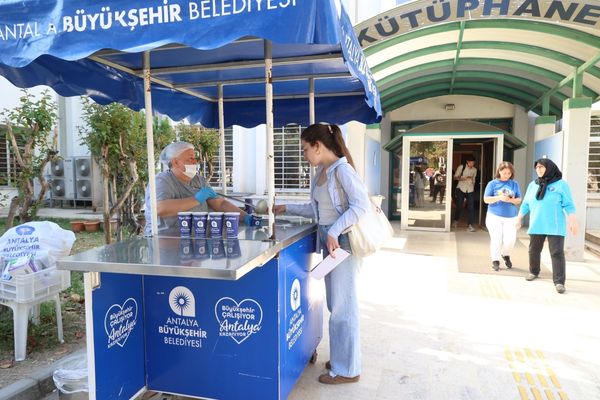 Antalya’da öğrencilere final haftasında sıcak çorba ikramı