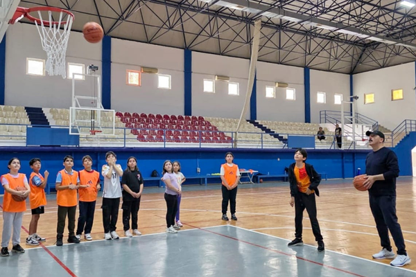 Başkan Kotan, çocuklarla pota altında buluştu