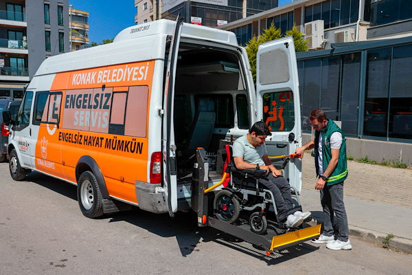 Konak Belediyesi Engelsiz Servis hizmetini sürdürüyor
