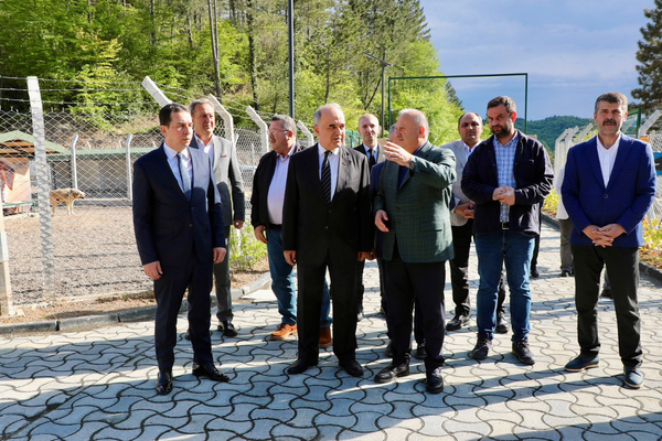Vali Erol’dan sokak hayvanları rehabilitasyon merkezine inceleme