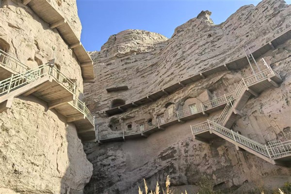 Qiuci Taş Mağaraları ve simgesi olan Kızıl Taş Mağaraları
